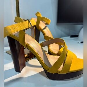 BCBGeneratio. Suede Mostrad platform heels
Size:7.5